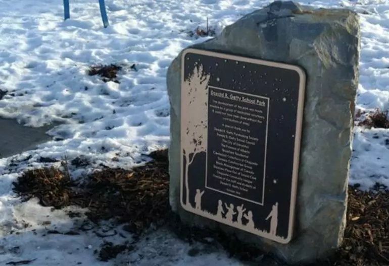 Behrends-Group-slider-projects-chappelle-playground-plaques-04-770x528px